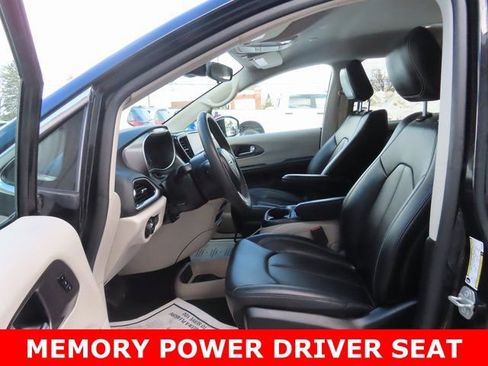 Used 2024 Chrysler Pacifica Touring-L image 19