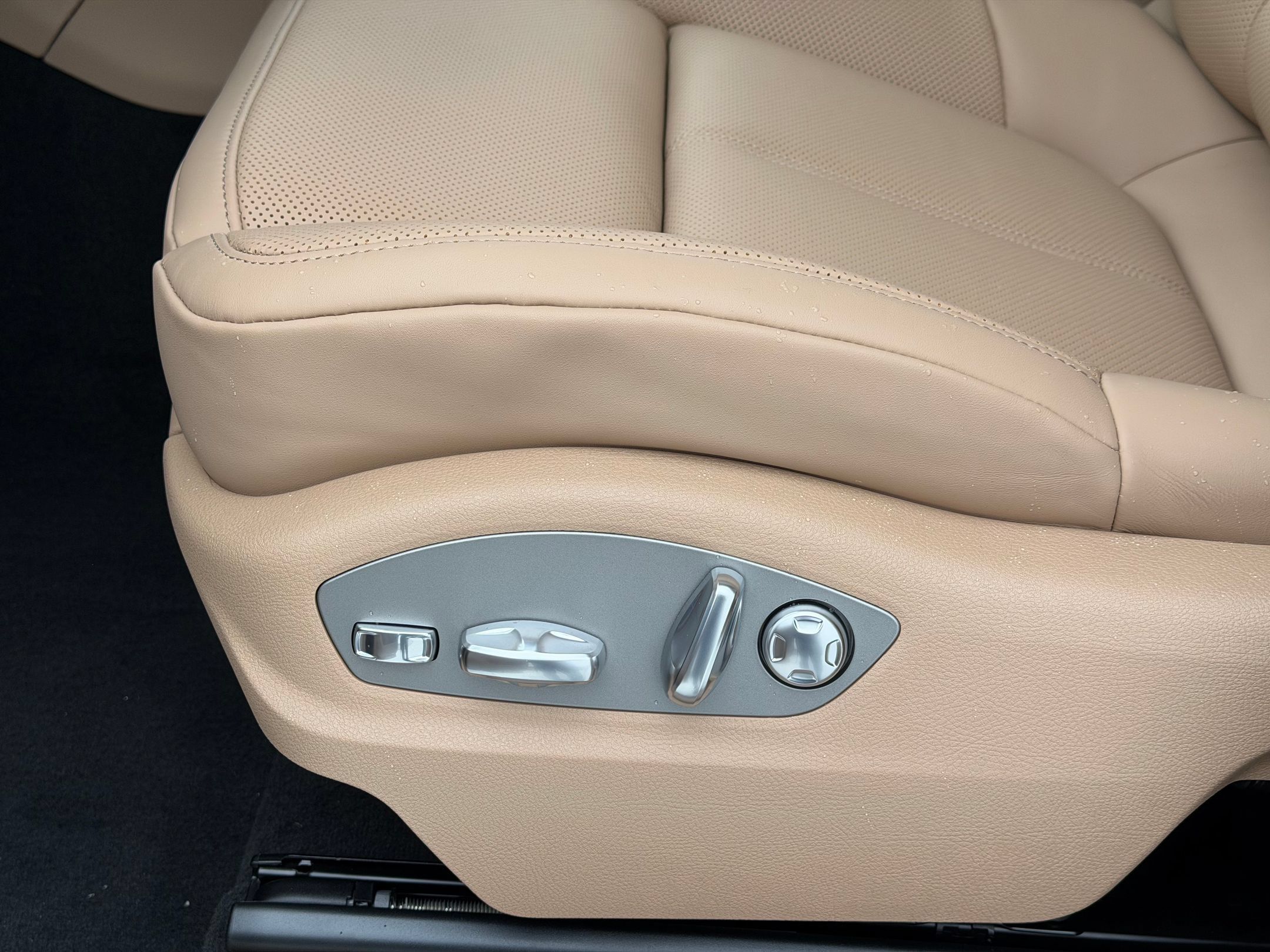 Certified 2026 Porsche Macan AWD/4WD image 25