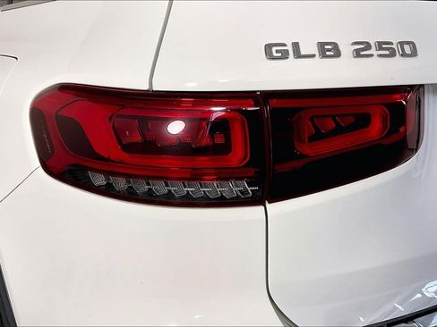 Used 2021 Mercedes-Benz GLB 250 4MATIC image 30