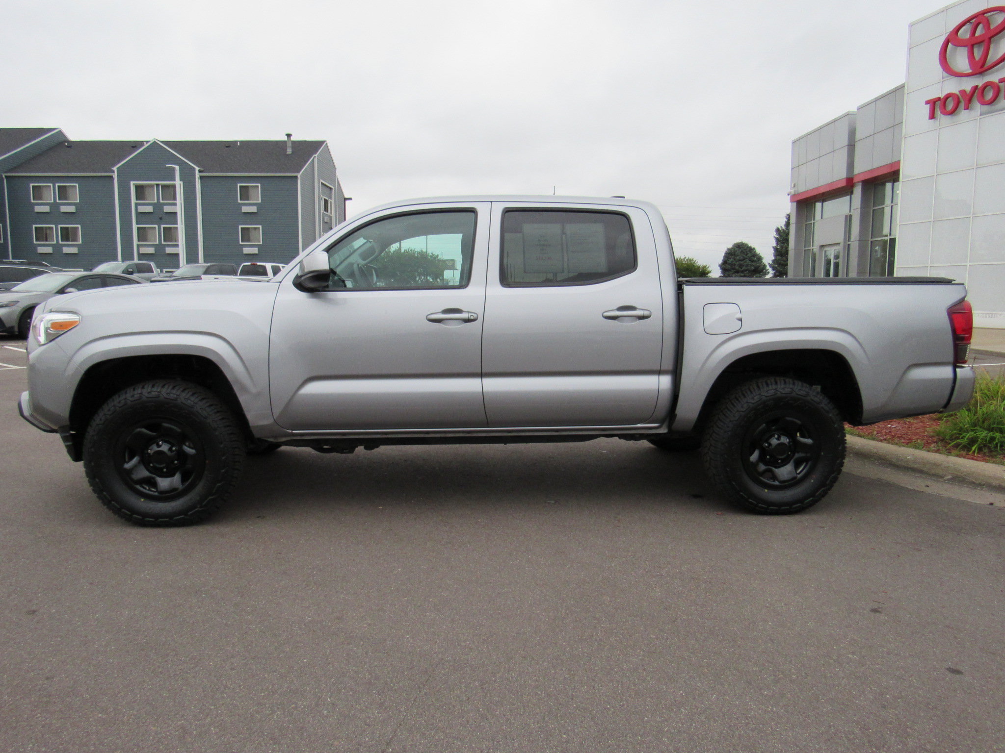 Used 2021 Toyota Tacoma SR AWD/4WD image 9