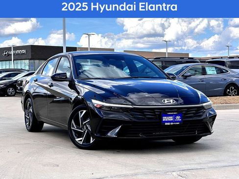 Used 2025 Hyundai Elantra Sport image 3