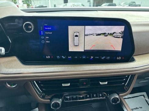 Certified 2025 Chevrolet Suburban High Country AWD/4WD image 13