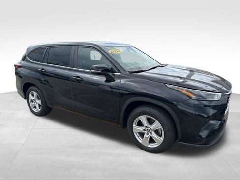 Used 2024 Toyota Highlander LE FWD image 9