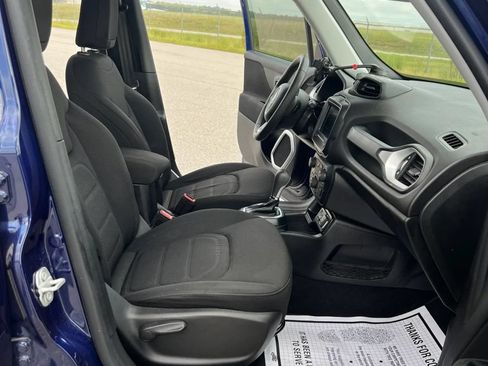 Used 2018 Jeep Renegade Latitude FWD image 17
