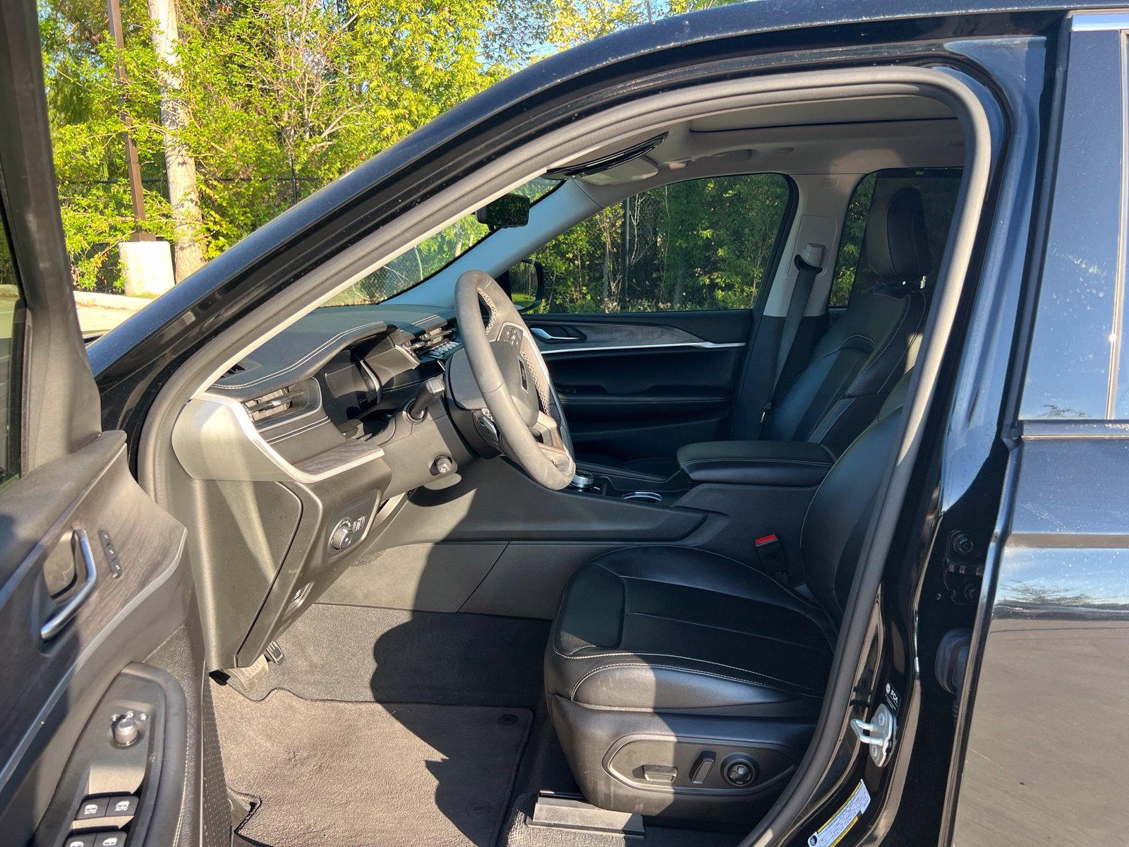 Used 2023 Jeep Grand Cherokee Limited w/ Luxury Tech Group II RWD image 36