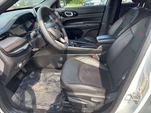 Used 2025 Jeep Compass Trailhawk w/ Trailer Tow Group AWD/4WD image 24