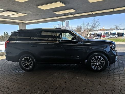 Used 2025 Ford Expedition Platinum image 5