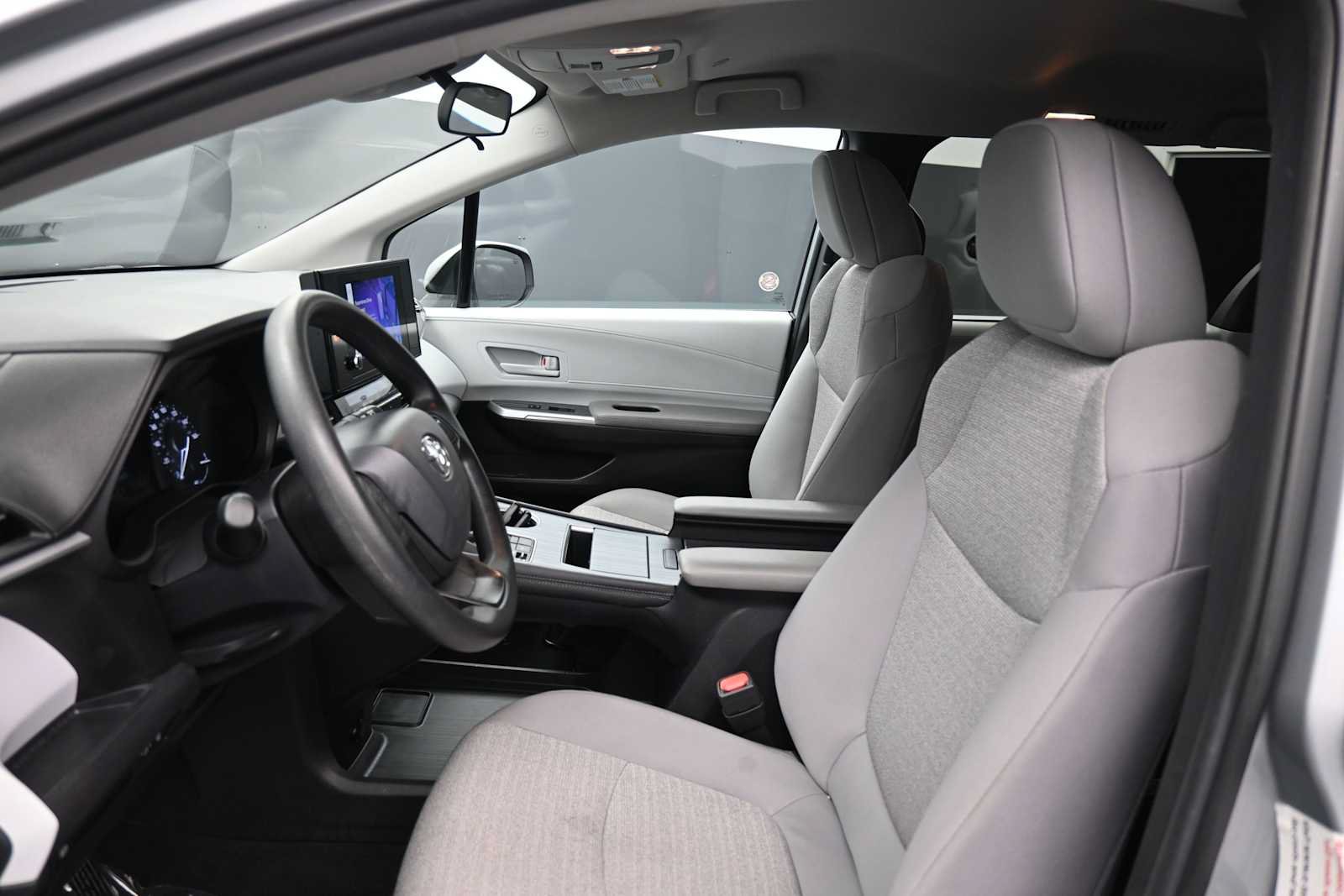 Used 2025 Toyota Sienna LE FWD image 18
