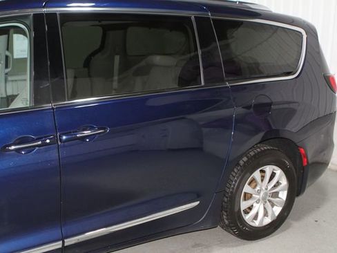 Used 2018 Chrysler Pacifica Touring-L Plus w/ Advanced Safetytec Group FWD image 10