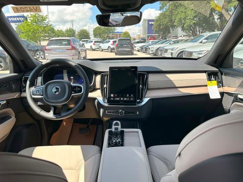 New 2026 Volvo XC90 B6 Plus w/ Protection Package Premier image 18