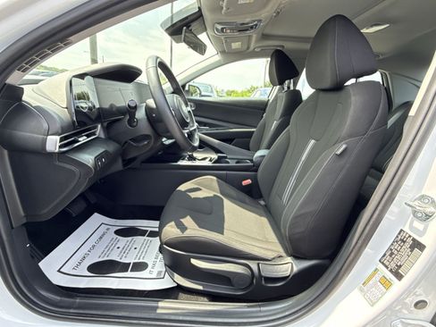 Certified 2025 Hyundai Elantra SEL FWD image 13