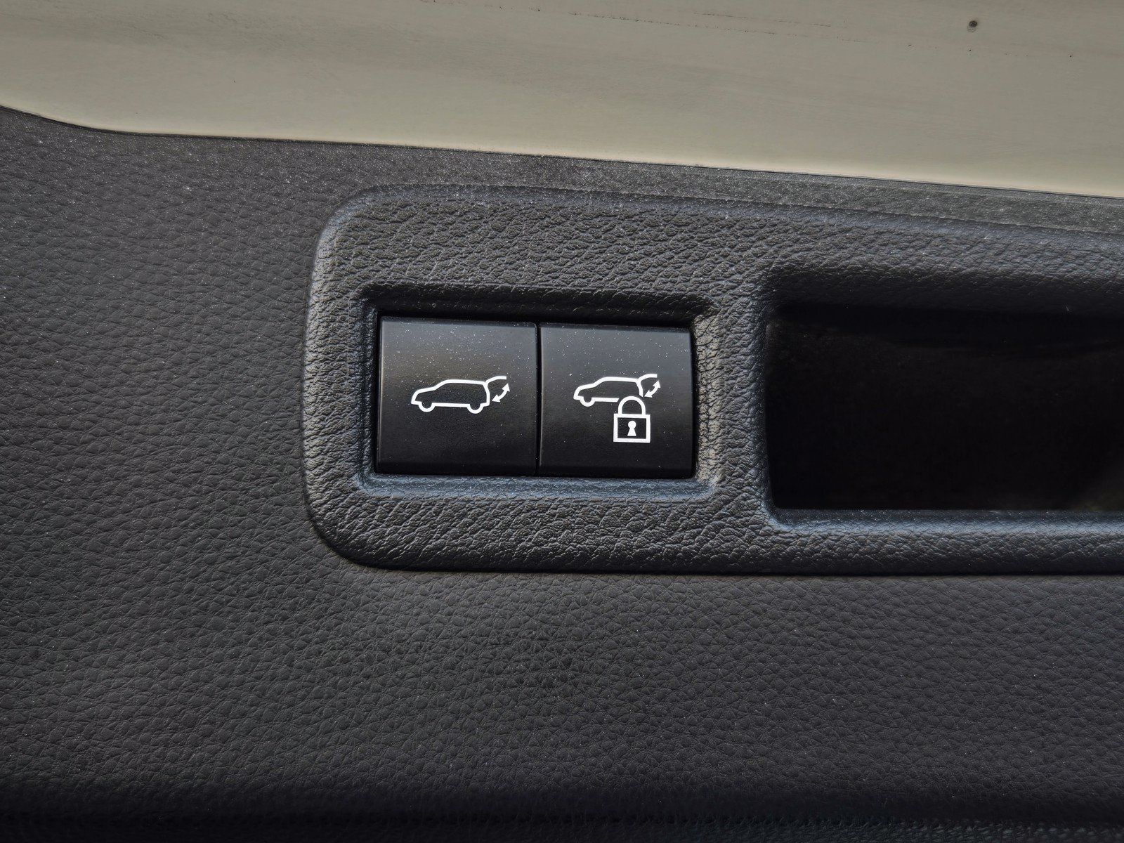 Used 2022 Toyota Venza LE AWD/4WD image 22