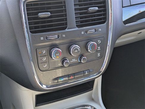 Used 2020 Dodge Grand Caravan SXT image 19