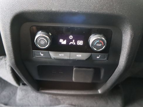 Used 2025 Chevrolet Traverse RS FWD image 33