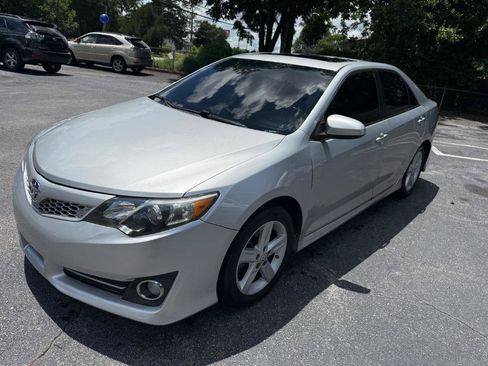 Used 2012 Toyota Camry SE w/ Leather Pkg FWD image 3