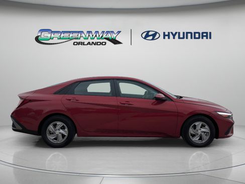 Certified 2025 Hyundai Elantra SE FWD image 9