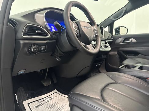 Used 2025 Chrysler Pacifica Select FWD image 28