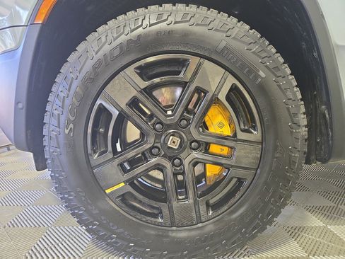 Used 2024 Rivian R1S Adventure image 9