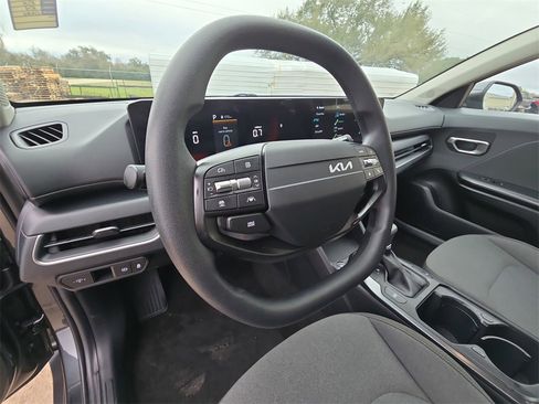 Used 2025 Kia K4 LXS image 15