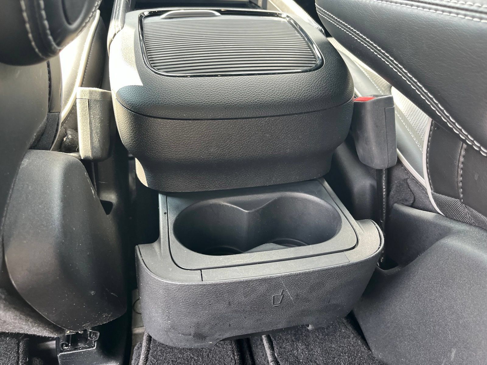 Used 2024 Chrysler Pacifica Limited w/ Uconnect Theater Family Group FWD image 29