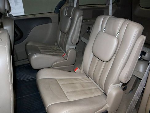 Used 2013 Chrysler Town & Country Touring-L image 20