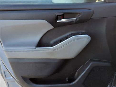 Certified 2023 Toyota Highlander XLE image 7