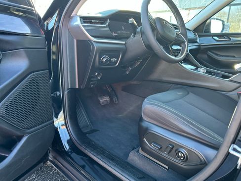 Used 2023 Jeep Grand Cherokee Laredo w/ Luxury Tech Group I image 25