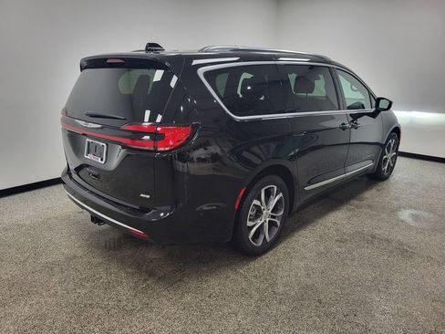 Used 2025 Chrysler Pacifica Pinnacle w/ Trailer Tow Group image 21