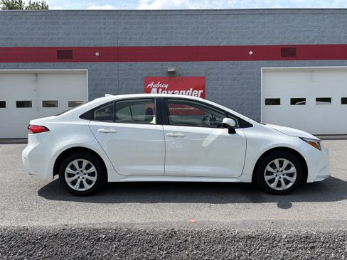 Used 2025 Toyota Corolla LE FWD image 2