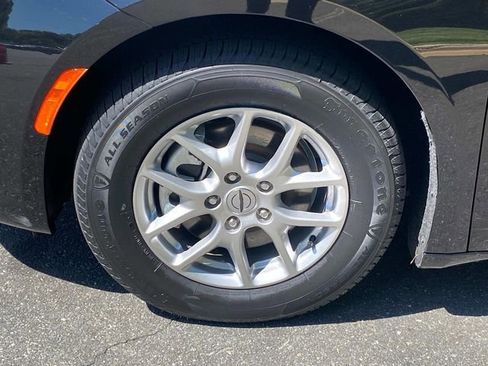Used 2024 Chrysler Pacifica Touring-L FWD image 6