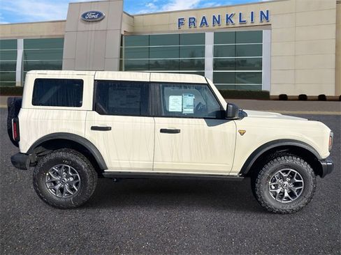 New 2025 Ford Bronco Badlands image 8