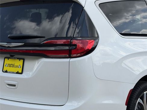 New 2026 Chrysler Pacifica Pinnacle w/ Trailer Tow Group FWD image 10