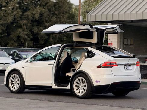 Used 2019 Tesla Model X Long Range image 7