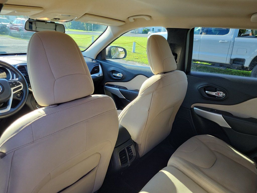Used 2017 Jeep Cherokee Latitude w/ Comfort/Convenience Group AWD/4WD image 18