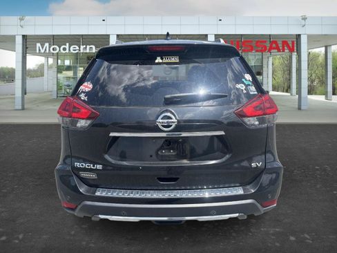Used 2019 Nissan Rogue SV w/ Premium Package FWD image 4