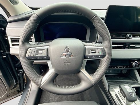 New 2025 Mitsubishi Outlander SE image 11