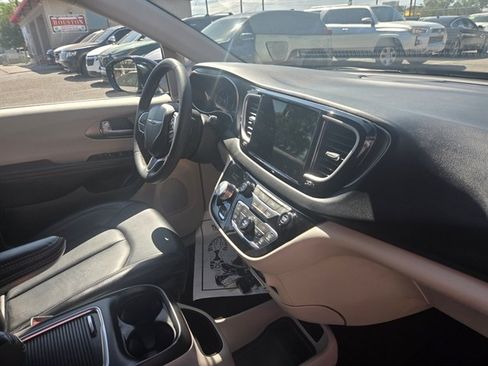 Used 2024 Chrysler Pacifica Touring-L FWD image 6