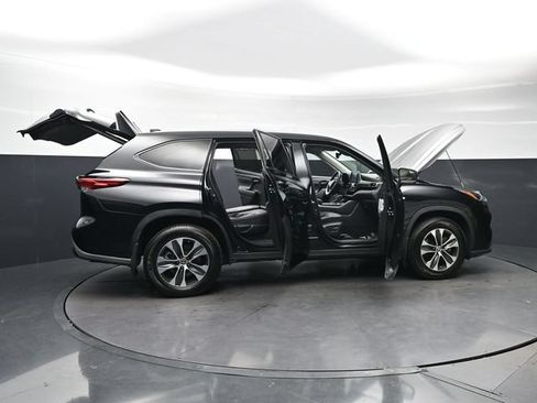 Used 2022 Toyota Highlander XLE AWD/4WD image 30