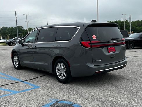 Used 2023 Chrysler Pacifica Touring-L FWD image 8
