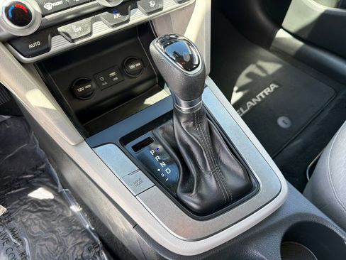 Used 2020 Hyundai Elantra SE FWD image 17