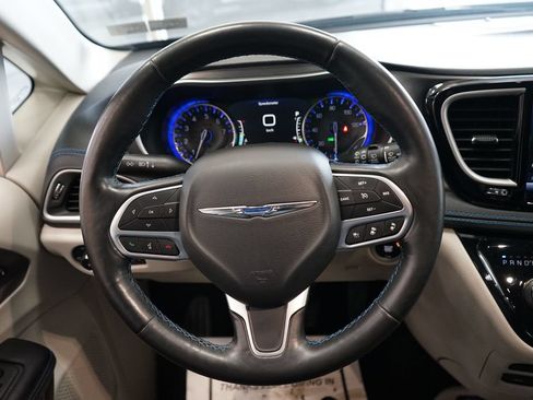 Used 2021 Chrysler Pacifica Touring-L w/ Uconnect Theater Family Group AWD/4WD image 32