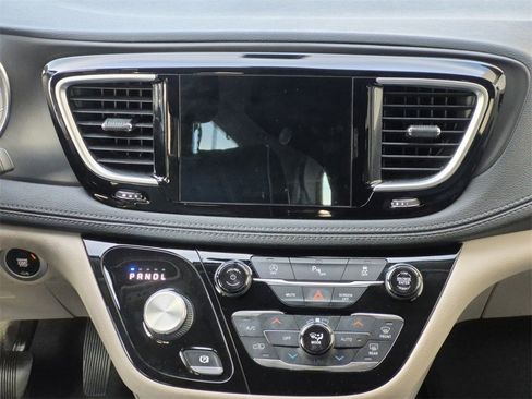 Used 2020 Chrysler Pacifica Limited image 9
