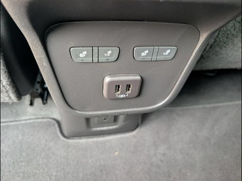 Used 2023 Chevrolet Equinox Premier FWD image 19