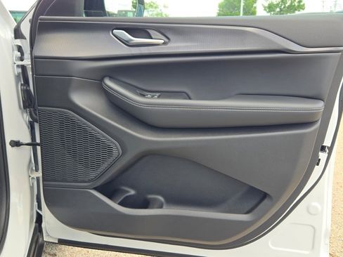 New 2025 Jeep Grand Cherokee Altitude image 9