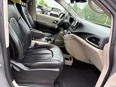 Used 2023 Chrysler Pacifica Touring-L FWD image 15