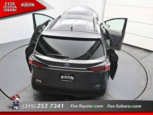 Used 2022 Toyota Sienna XLE w/ XLE Plus Package image 32