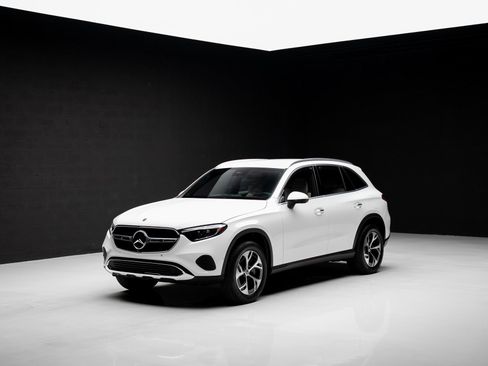 Used 2025 Mercedes-Benz GLC 350e GLC 350e image 4