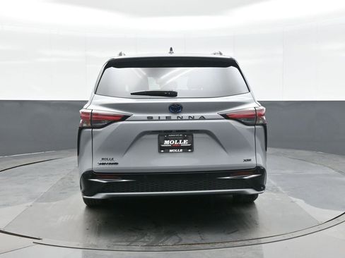 Used 2025 Toyota Sienna XSE image 6