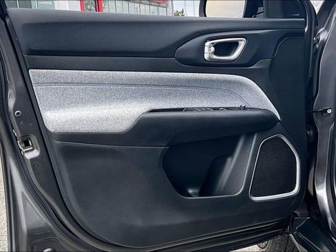 Used 2023 Jeep Compass Latitude image 17