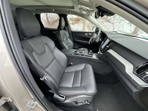 Used 2025 Volvo XC60 B5 Plus image 30